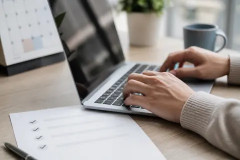 Préparation d’un message professionnel avec checklist abstraite